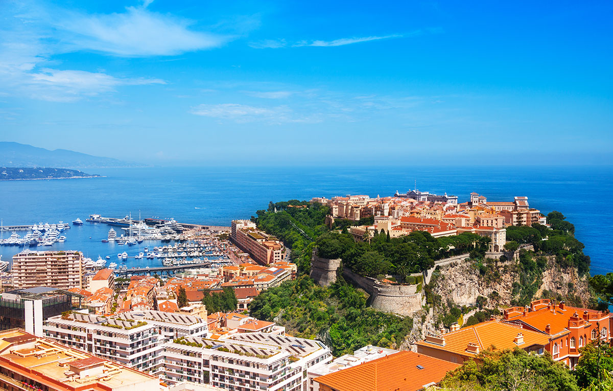 Monaco Yacht Show – The Prince’s Palace looks over Port Hercule - © Adobe Stock / Sergey Novikov