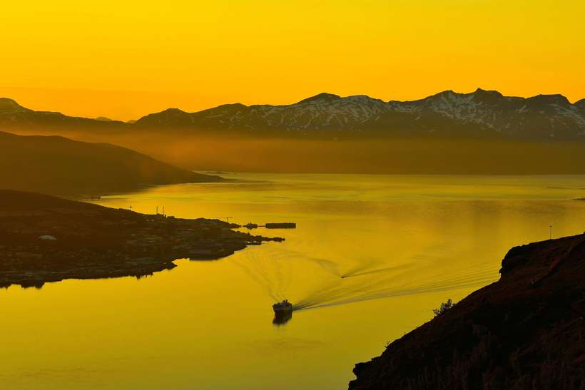 Arctic Circle - Sailing under the glow of the midnight sun